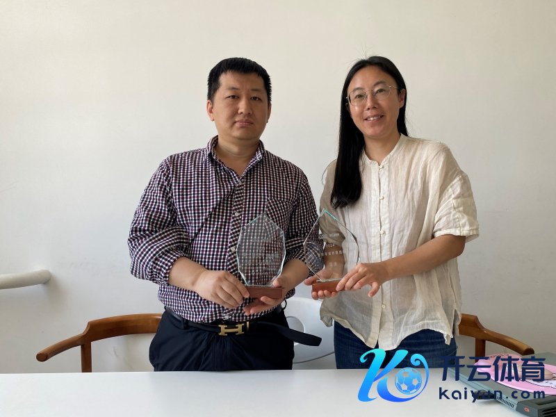 第一财经东谈主文好书评委罗敏与后浪历史主编张鹏疏浚。拍摄/佟鑫